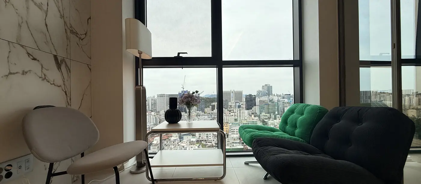 엘루크서초 오피스텔의 대형 창과 거실